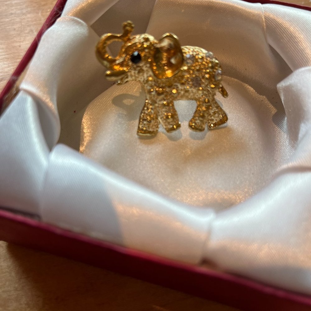 Gold Rhinestone Elephant Ring - Picture 2 of 3